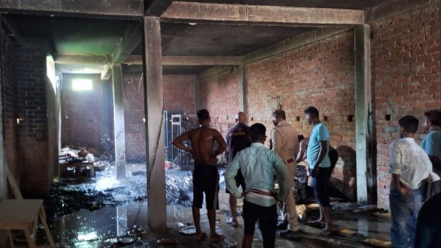 वाराणसी में शॉर्ट सर्किट से दोना-पत्तल बनाने वाली मशीन में लगी आग, लाखों का सामान जलकर राख
