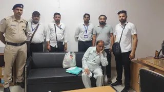 फर्जी रेलवे विजिलेंस इंस्पेक्टर बनकर रौब झाड़ रहा था युवक। फोटो जागरण