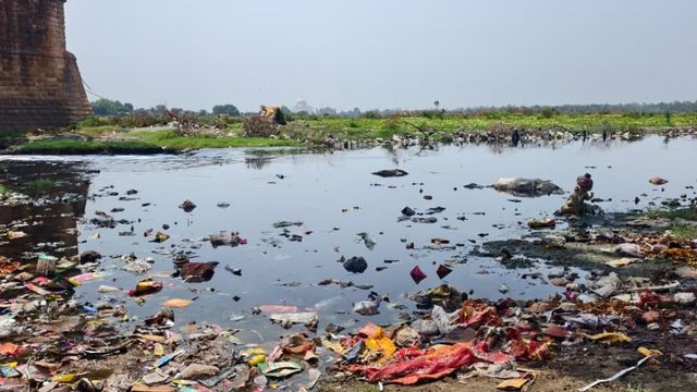 ये कैसी आस्था ! हर रोज प्रदूषित हो रही मां यमुना, पोटली बांध प्रवाहित कर रहे पूजा-सामग्री
