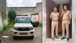 रामपुर के स्वार में जमील कुरैशी के घर बाहर खड़ा पुलिस वाहन और छापेमारी के दौरान गेट पर तैनात पुलिस