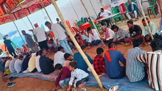 भरत तिवारी की तेरहवीं पर भोजन करते लोग।
