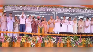 परियोजनाओं के लोकार्पण व शिलान्यास के बाद मुख्यमंत्री योगी का आभार व्यक्त करते लोग