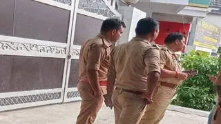 सांसद उज्ज्वल रमण सिंह के प्रयागराज के अशोक नगर स्थित निवास पर तैनात पुलिस। जागरण