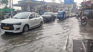 देहरादून में झमाझम बारिश के बाद सड़क पर बहता पानी।