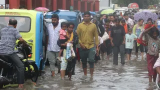 दून में दोपहर बाद हुई बारिश के बाद दून अस्पताल के न्यू ओपीडी के बाहर की सड़क पानी में तब्दील हो गई जिसके कारण कि वहां मरीजों व उनके परिजनो को परेशानी का सामना करना पड़ा। राजेश बड़थ्वाल