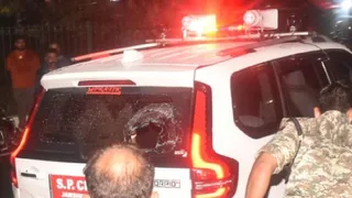 जमशेदपुर प्रदर्शनकारियों ने सिटी एसपी की कार का शीशा तोड़ डाला।