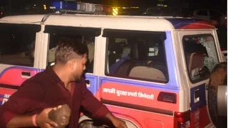 बिष्टुपुर में हादसे के बाद पीसीआर वैन पर पथराव करता आक्रोशित युवक।
