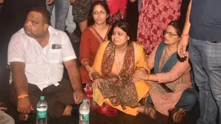 बिष्टुपुर में विरोध प्रदर्शन के दौरान रोते बिलखते हिमांशु सिंह के परिजन।