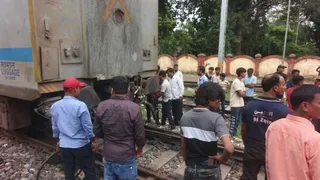 दो हिस्सों में बटी ट्रेन। (जागरण)