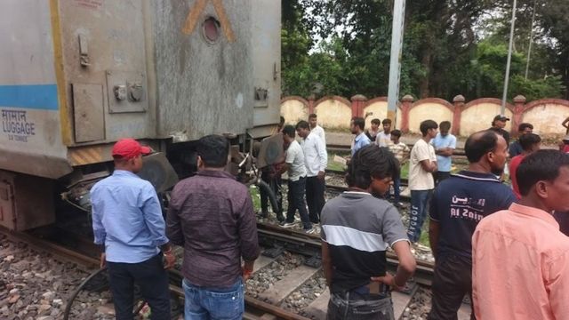 अचानक दो हिस्सों में बंटी गरीब नवाज एक्सप्रेस, ठाकुरगंज स्टेशन पर बड़ा हादसा टला
