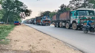 सड़क हादसे के विरोध में जाम के कारण गोविंदपुर-साहिबगंज रोड लगी वाहनों की कतार।(फोटो जागरण)