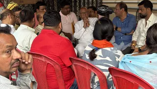 आदित्यपुर में हिमांशु सिंह के परिजनों को ढांढस बंधाते विधायक सरयू राय।