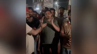 अस्पताल के बाहर हंगामा करते लोग: वीडियो क्लिप