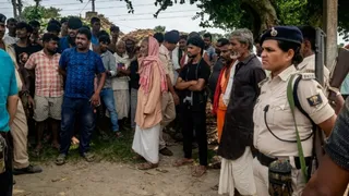 'कीड़े' वाला खाना खाने से 25 बच्चे बीमार, स्कूल में कटा बवाल
