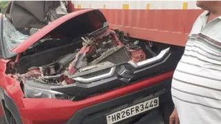 आगरा लखनऊ एक्सप्रेसवे पर ट्रक में घुसी ब्रेजा कार।