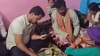 प्रतापनगर के देवलगांव पहुंचकर मृतक केतन के स्वजनों से मुलाकात व बातचीत करते सांसद चंद्रशेखर आजाद। सुधि पाठक