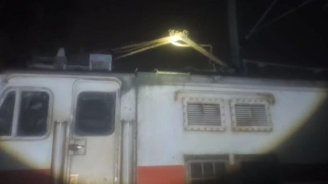 मुजफ्फरपुर-मोतिहारी रेलखंड पर जननायक एक्सप्रेस का पैंटो टूटा, यात्रियों की बढ़ी परेशानी
