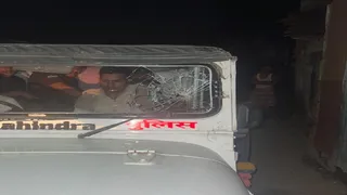 हमले में क्षतिग्रस्त पुलिस की जीप। (फोटो सौजन्य)