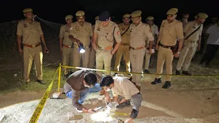 प्रतापगढ़ के जेठवारा में गोली मारकर युवक की हत्या के बाद जांच-पड़ताल करते पुलिस अधिकारी। जागरण