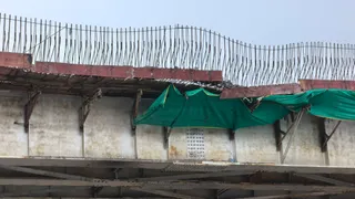 पादरी बाजार चौराहे पर निर्माणाधीन ओवरब्रिज टूट कर गिरता हुआ।