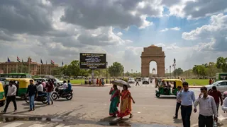 दिनभर लू ने लोगों को खूब परेशान किया, लेकिन शाम को आए तेज आंधी-बारिश वाले बादलों ने कुछ राहत पहुंचाई। एआई इमेज