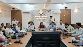 ग्रेटर नोएडा की जिलाधिकारी ने सड़क दुर्घटनाओं पर नियंत्रण और मृत्यु दर कम करने के लिए जिला सड़क सुरक्षा समिति की बैठक की। जागरण