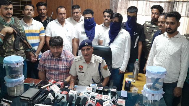 13 साल बाद जेल से पैरोल पर बाहर आया कुख्यात गैंगस्टर हरियाणा में गुर्गों समेत काबू, अवैध हथियार और लाखों की नकदी बरामद