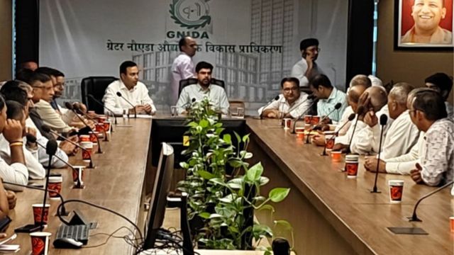 लखनऊ कूच कर रहे किसानों की प्राधिकरण से हुई वार्ता, चार प्रतिशत भूखंड का मिला आश्वासन
