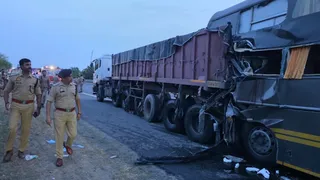 यमुना एक्सप्रेसवे पर ट्रेलर में घुसी बस।