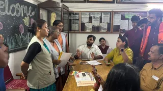 हंगामा होने के बाद जुटे कार्यकर्ता। (जागरण)