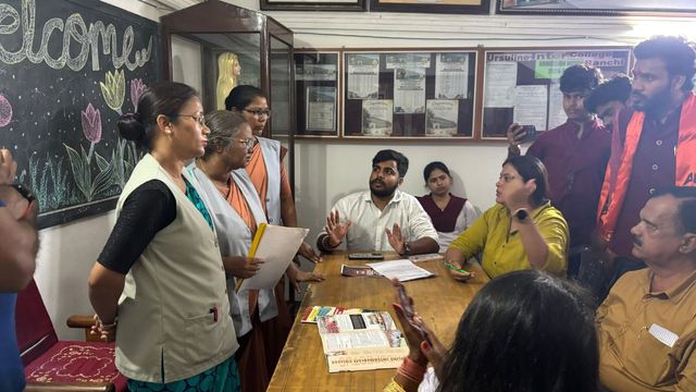 रांची के उर्सुलाइन इंटर कॉलेज में छात्रा की नोज रिंग उतारने पर बवाल, 4 घंटे तक जमकर हुआ हंगामा

