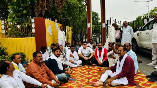 अयोध्या में अजय राय के नजरबंद होने के बाद धरने पर बैठे कांग्रेस कार्यकर्ता, पुलिस ने लिया हिरासत में