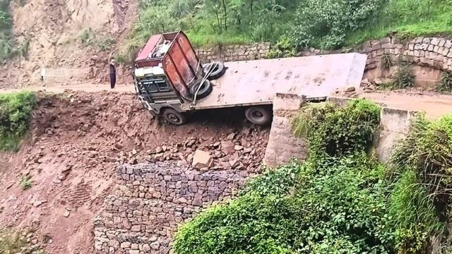 जम्मू-कश्मीर के उधमपुर में रोड की बदहाली बनी हादसों की वजह, सड़क किनारे लुढ़का ट्राला
