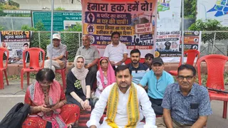 एडीए कार्यालय के बाहर धरने पर बैठे लोग।
