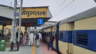 रेलवे ने यात्रियों को फिर दिया झटका: बर्द्धमान-झाझा मेमू पैसेंजर अचानक रद, देर रात सूचना मिलने से भड़के लोग