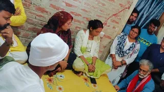 परिवार से मिलते हुए दीपांकर भट्टाचार्य। फोटो जागरण
