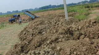 बिलौटी गांव में मिट्टी भराई का काम जारी। फोटो जागरण