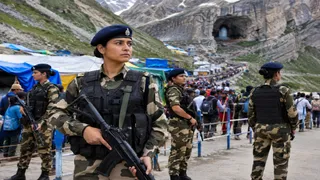 अमरनाथ यात्रा में महिला श्रद्धालुओं की सुरक्षा की कमान संभालेगी सीआरपीएफ की नारी शक्ति। फोटो एआई द्वारा बनाई गई है।
