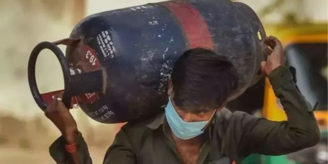 कमर्शियल गैस सिलिंडर की कम कीमत घटी, होटल, रेस्टोरेंट और ढाबा वालों को मिलेगा फायदा; नायरा ने घटाए पेट्रोल-डीजल के दाम