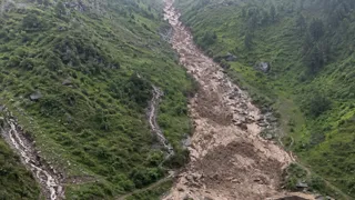 जम्मू-कश्मीर के डोडा में दो जगहों पर फटा बादल, अचानक आई बाढ़ से सड़कें जाम;  कई गांवों से कटा कनेक्शन - doda cloudburst flash floods block roads cut off  villages