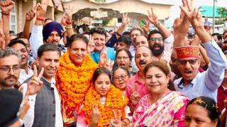 धर्मशला नगर निगम के मेयर शमशेर सिंह नेहरिया और डिप्टी मेयर प्रेरणा गुलेरिया व अन्य जश्न मनाते हुए। जागरण
