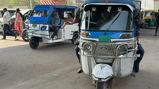 शरारती युवक ई-रिक्शा की बैटरी को कर रहे हैक। (प्रतीकात्मक फोटो)