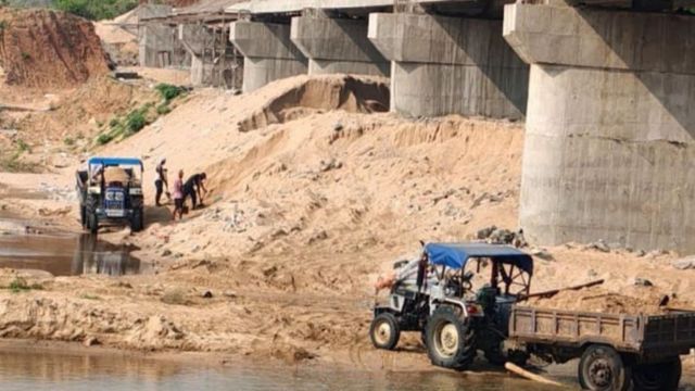 गिरिडीह में नदियों से अवैध बालू का खनन जारी, माफियाओं को न एनजीटी न प्रशासन का डर
