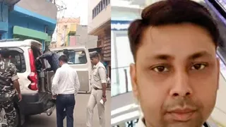 बैंक एजेंटों को पकड़कर ले जाती झरिया पुलिस और मृतक सचिन केसरी (फाइल फोटो)।