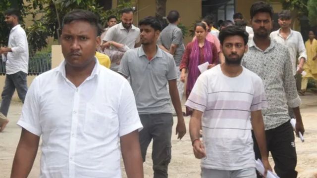 एक ही परीक्षा केंद्र से 35 वीक्षक गायब, बिहार पुलिस रेडियो ऑपरेटर परीक्षा में लापरवाही पर खगड़िया DEO ने की सख्ती
