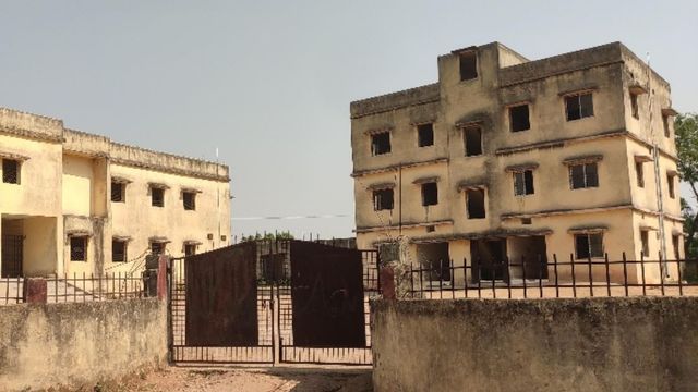 लोहरदगा में 8 साल पहले बना अस्पताल का नहीं मिला हैंडओवर, सिस्टम की सुस्ती की वजह से जुआरियों का कब्जा
