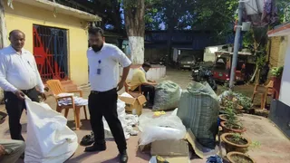 मुंगेर में नकली सिगरेट के बड़े रैकेट का भंडाफोड़: छापेमारी में 9.52 लाख नकद और भारी मात्रा में माल जब्त, एक अरेस्ट