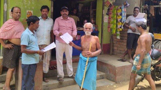 Jharkhand SIR: पाकुड़ में वोटर लिस्ट जांच अभियान ने पकड़ी रफ्तार, घर-घर पहुंच रहे BLO
