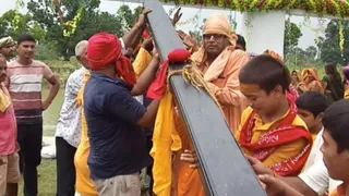 सरोवर विवाह के दौरान पवित्र जाट को ले जाते पंडित व ग्रामीण। जागरण