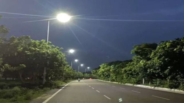 लखनऊ एक्सप्रेसवे पर अनूठी चोरी, हाईमास्ट लाइटों की लाइन से रोशन था ढाबा; टोल की अंडरग्राउंड केबल और जेनरेटर में सेंधमारी
